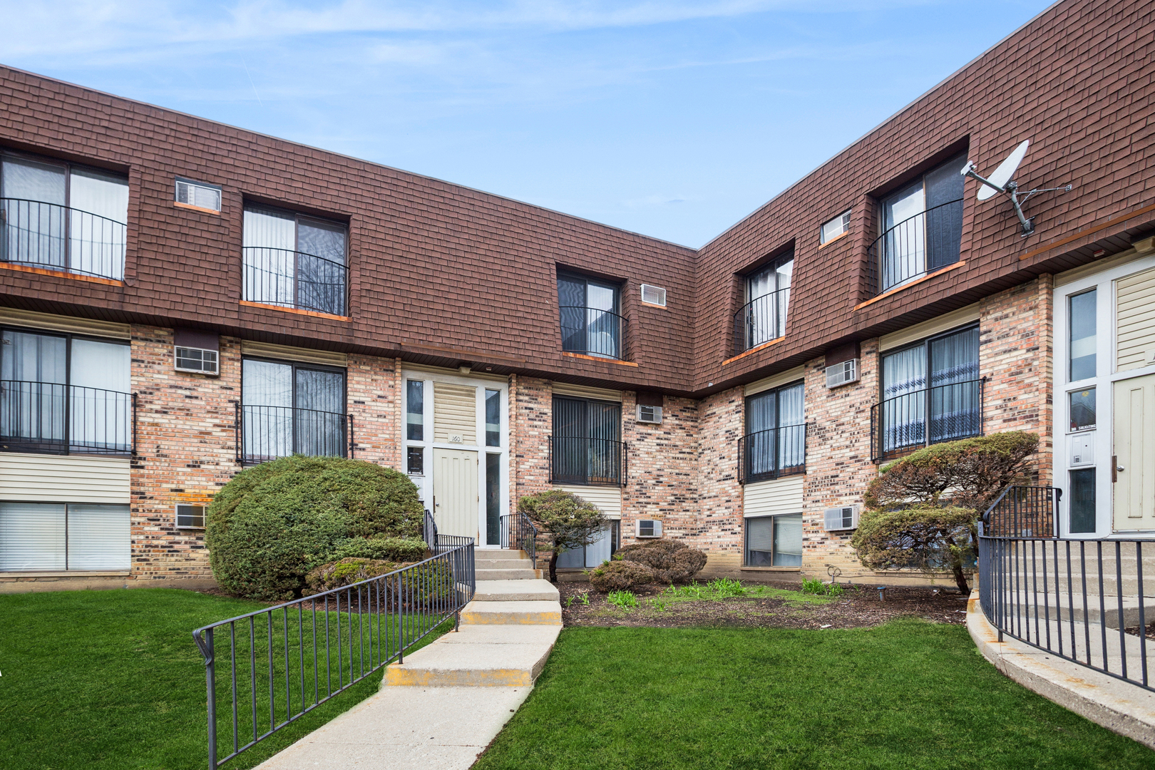 160 S WATERS EDGE Drive #202, Glendale Heights, IL