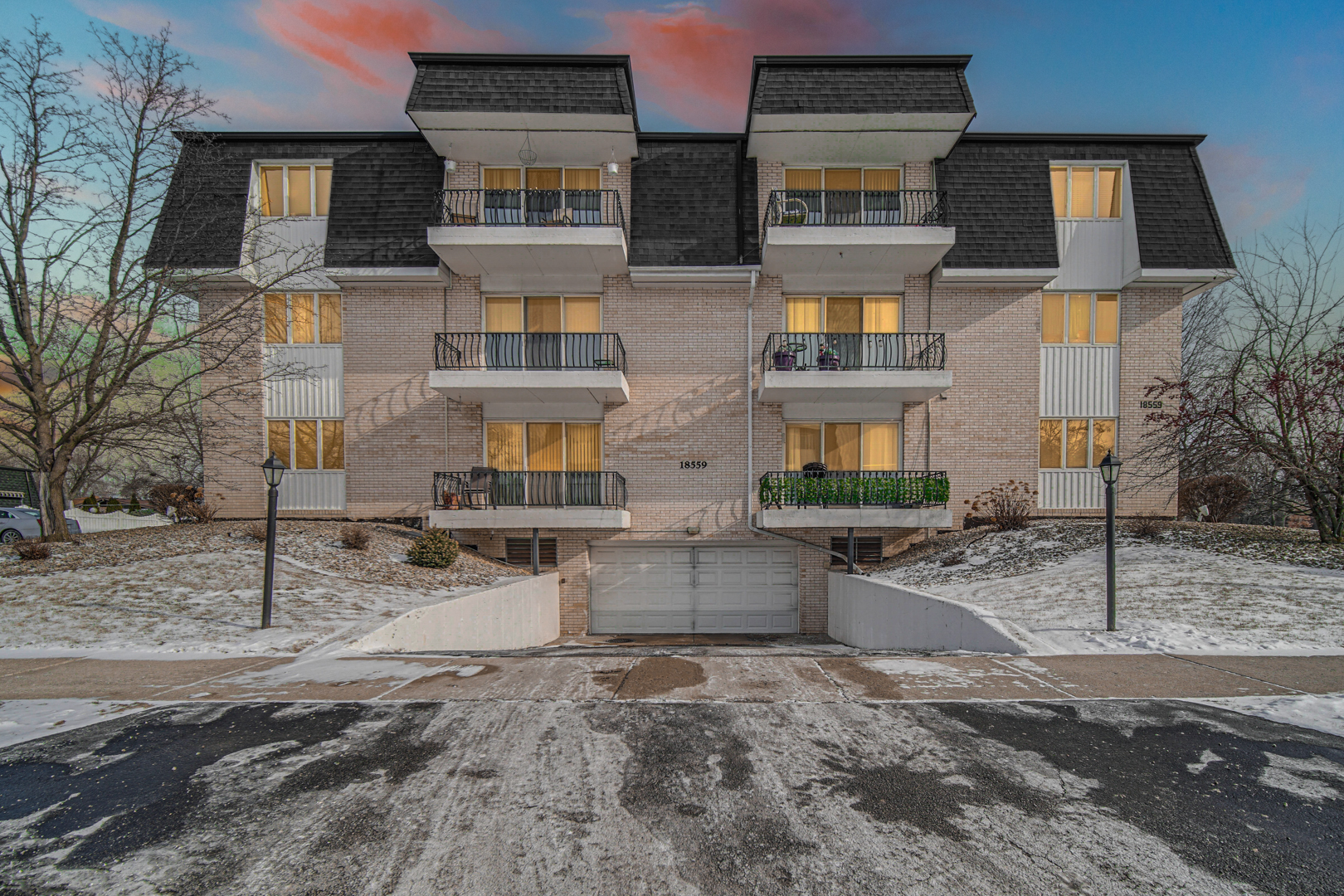 18559 Escanaba Avenue #201, Lansing, IL