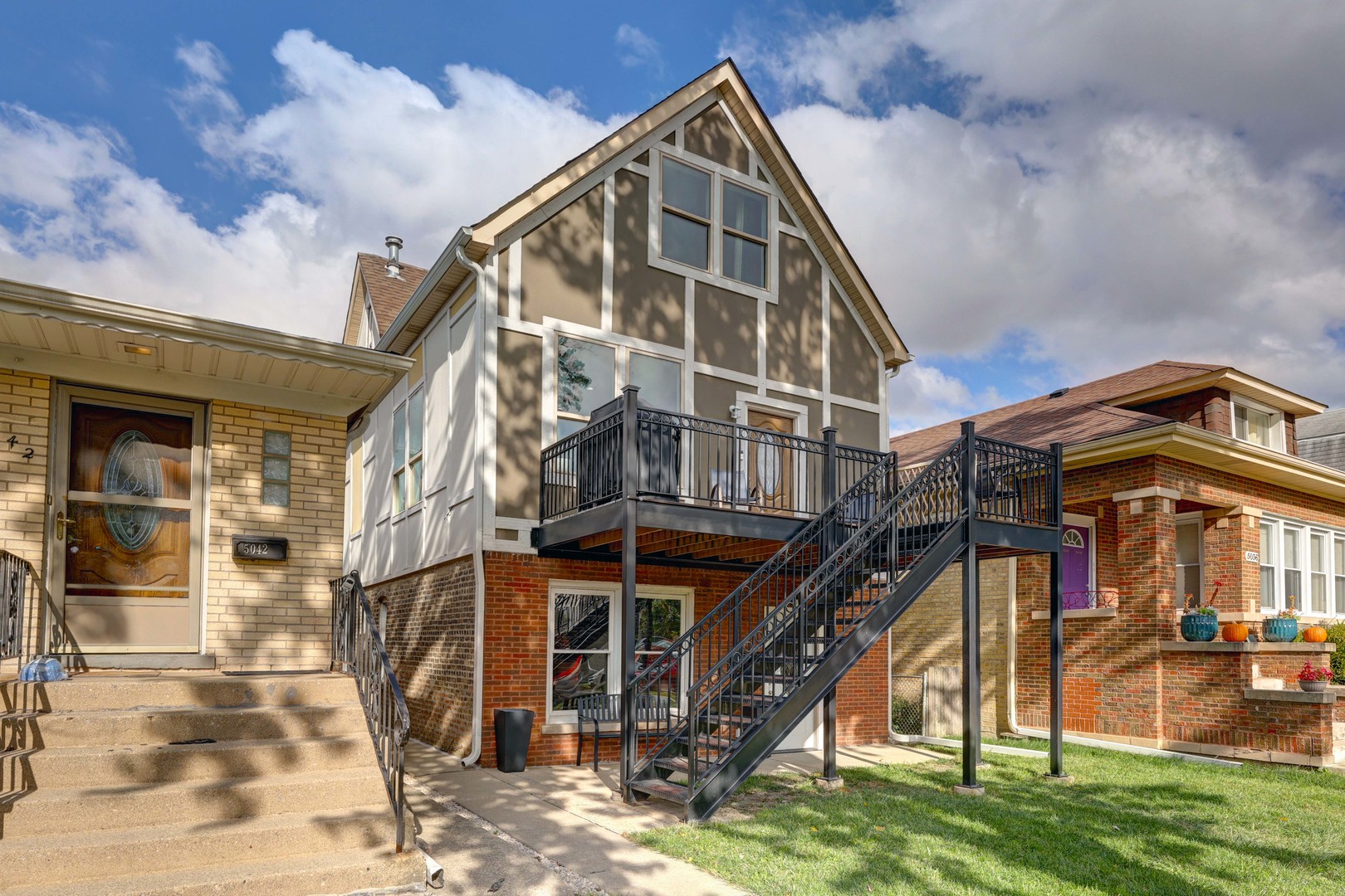 5040 W Berenice Avenue, Chicago, IL