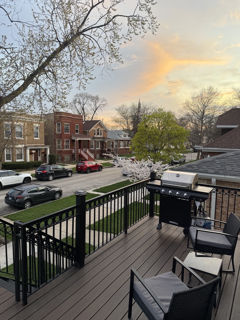 5040 W Berenice Avenue, Chicago, IL