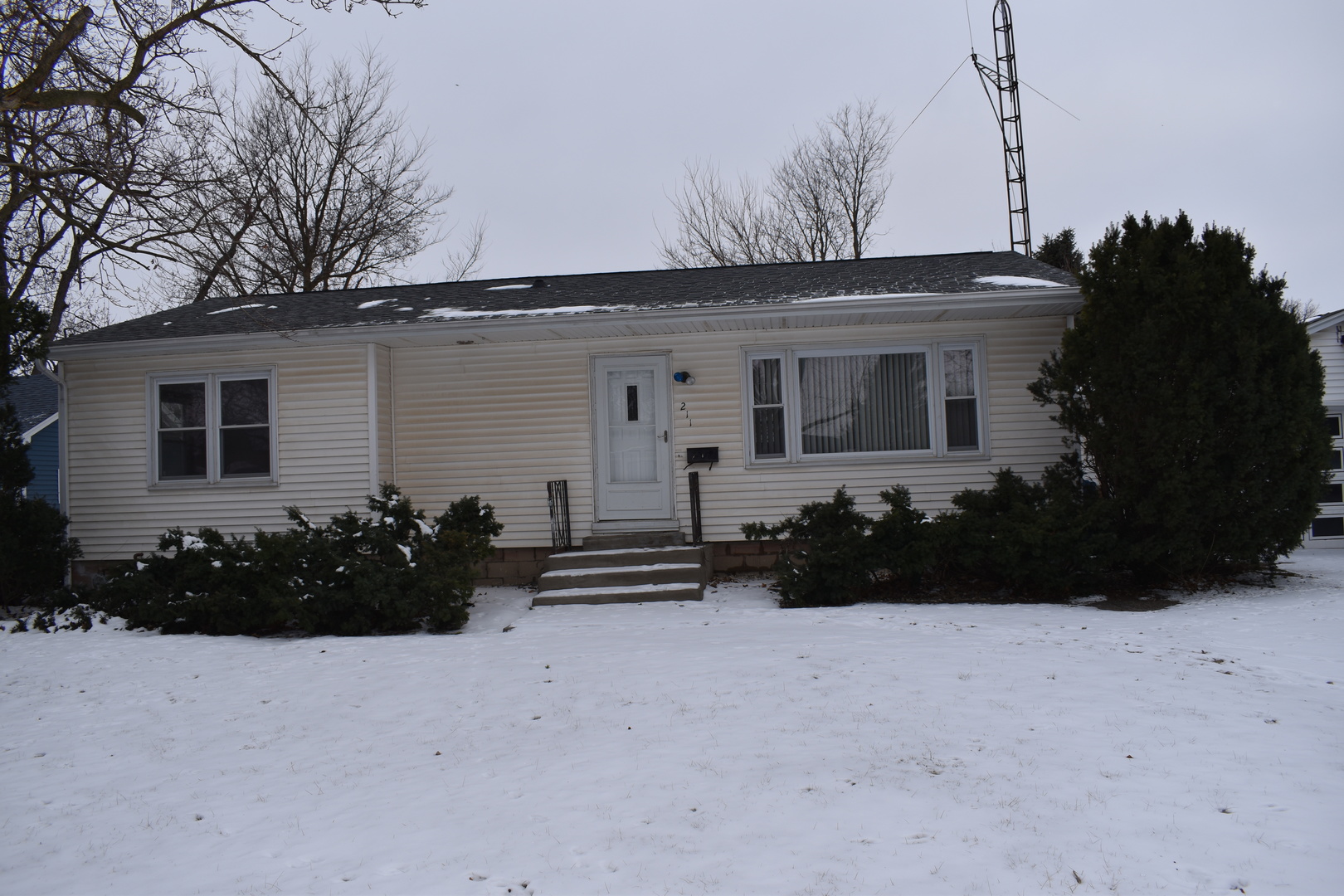 211 N Monroe Street, Flanagan, IL