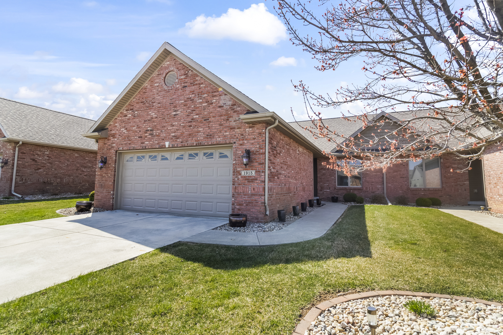 1915 Dunraven Road, Bloomington, IL