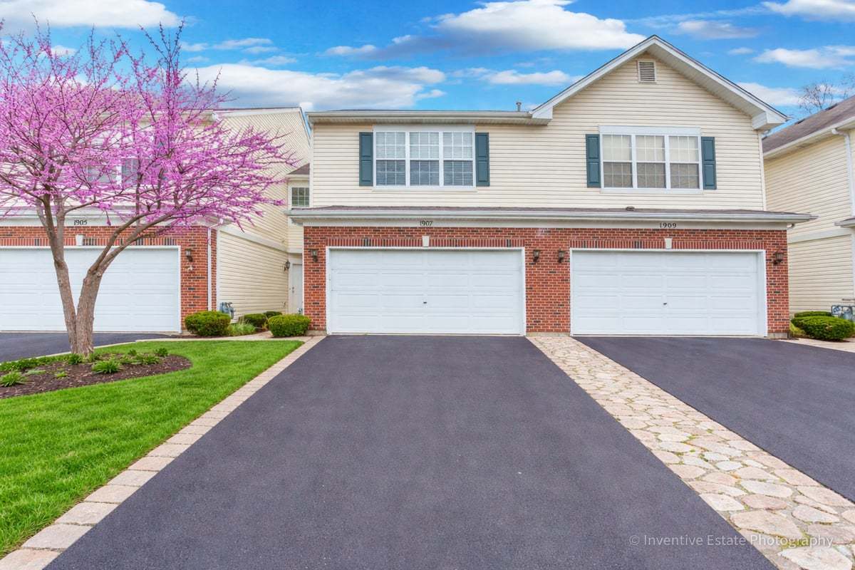 1907 W CRESTVIEW Circle #1104, Romeoville, IL