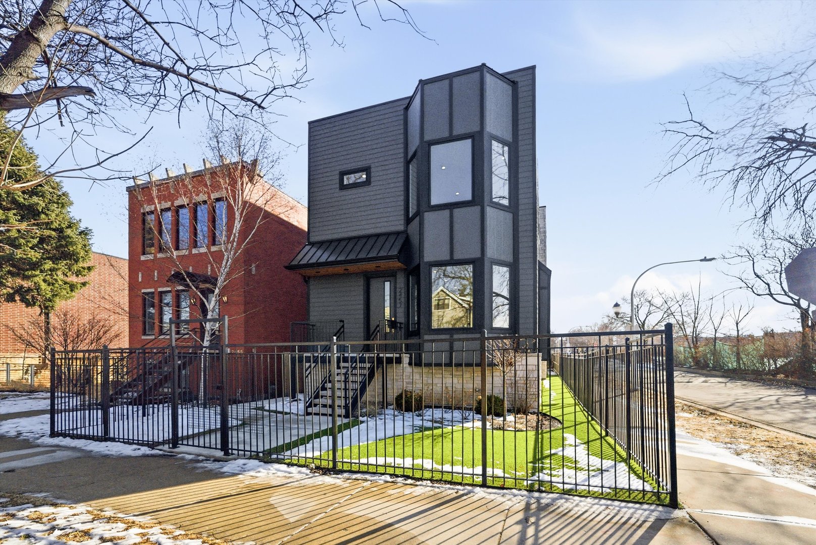 2457 W Byron Street, Chicago, IL