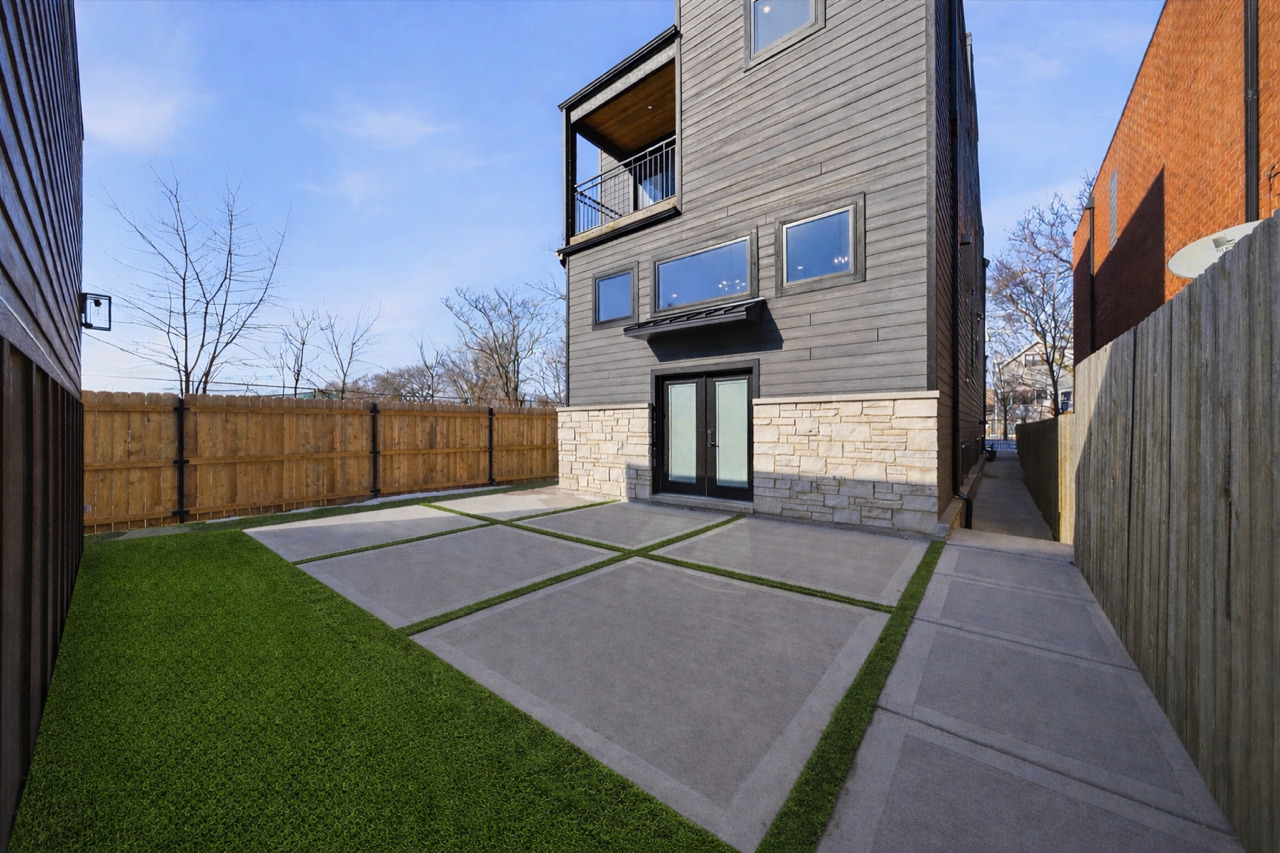 2457 W Byron Street, Chicago, IL