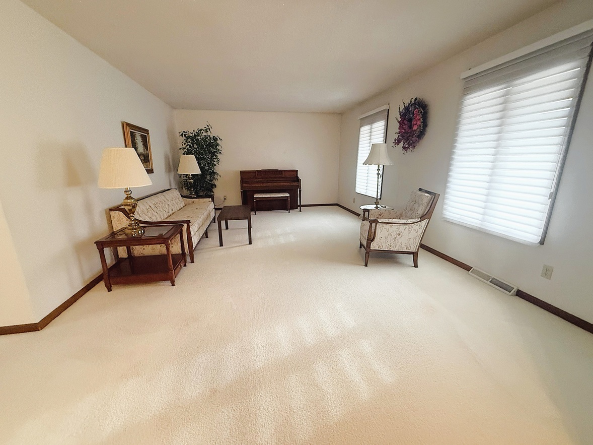 300 Fieldstone Lane, Dixon, IL