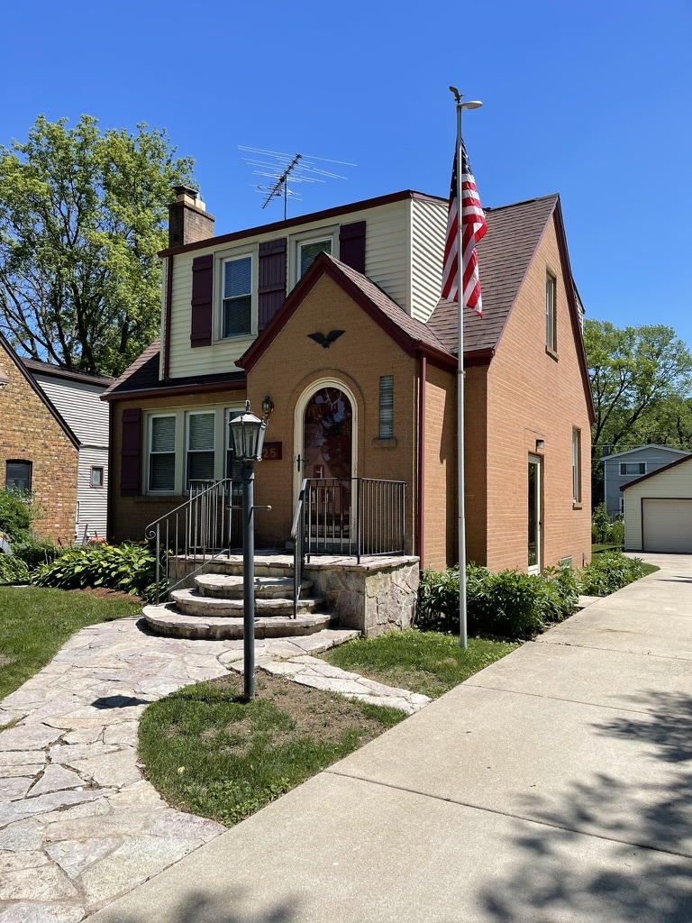 325 Columbia Avenue, Des Plaines, IL