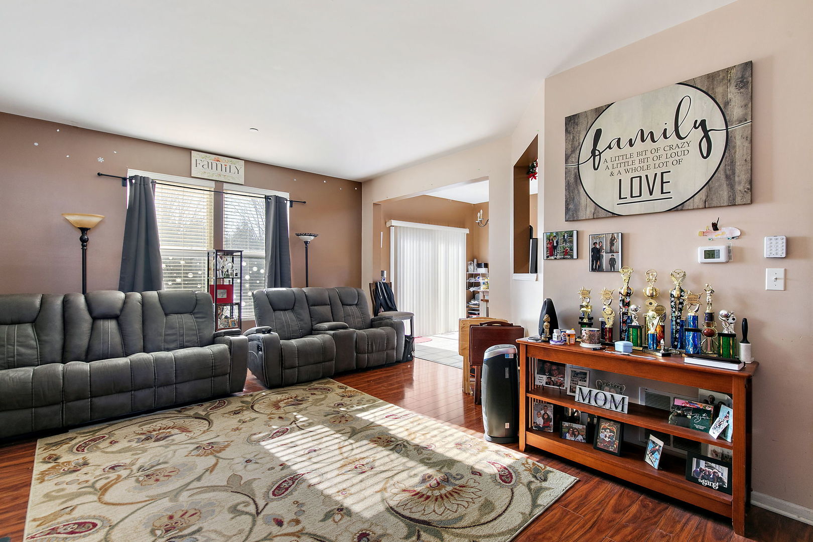 1563 Yellowstone Drive, Streamwood, IL