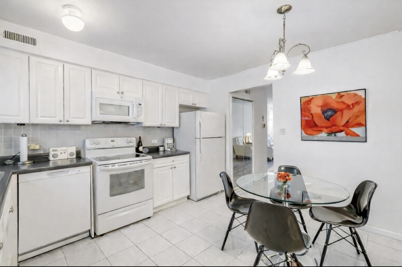 9387 Bay Colony Drive #3W, Des Plaines, IL