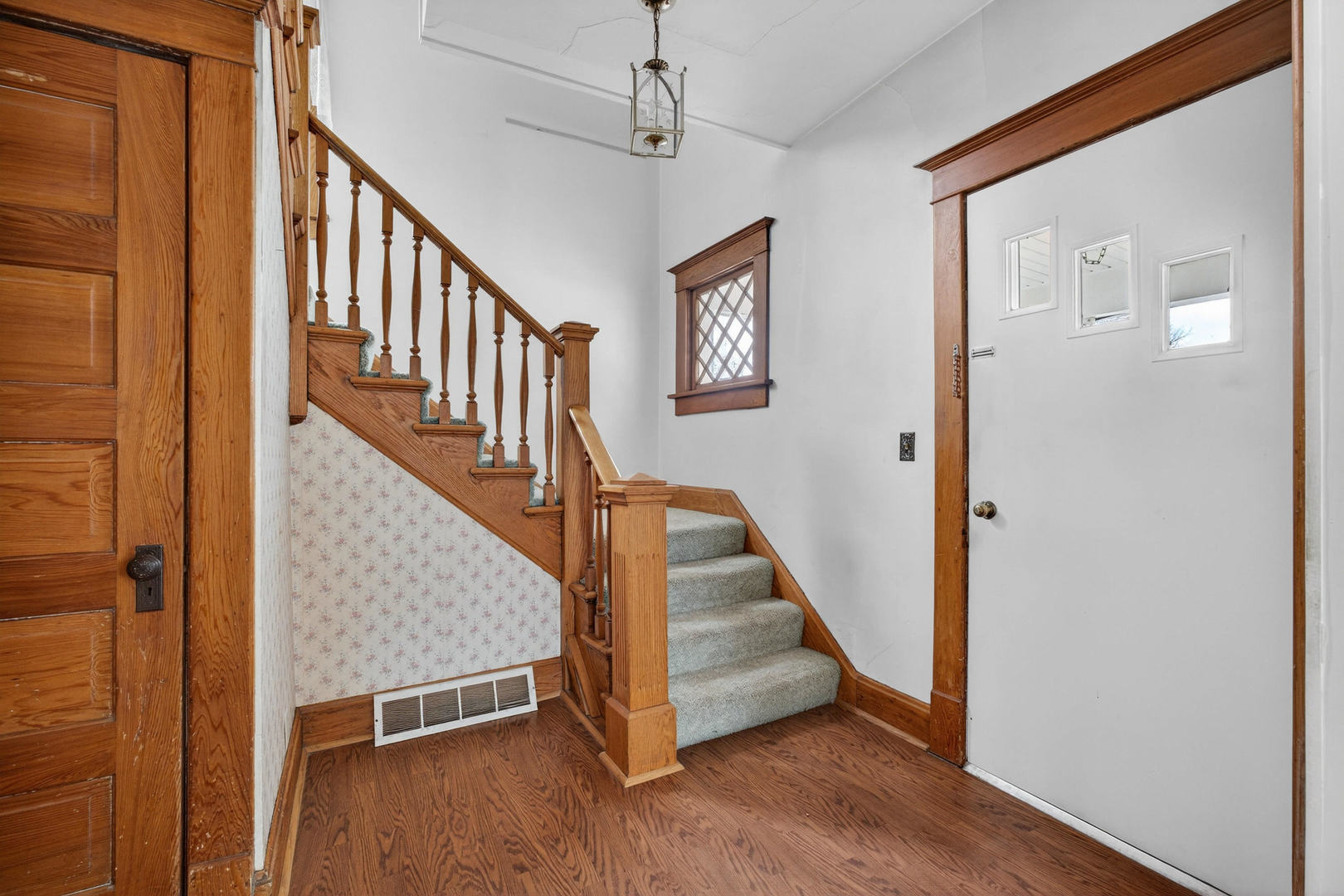 908 Grand Court, Davenport, IA