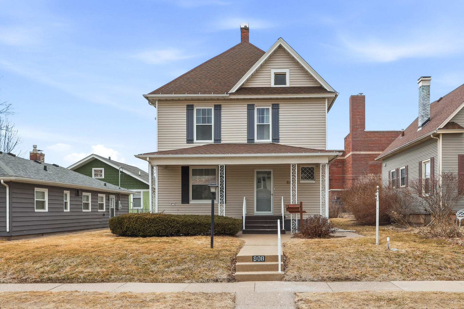 908 Grand Court, Davenport, IA