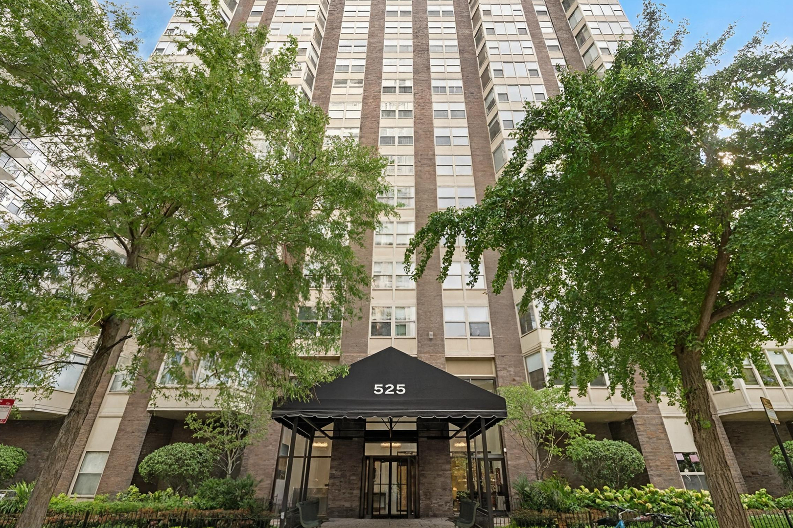 525 W Hawthorne Place #1401, Chicago, IL