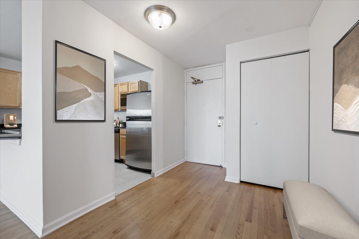 525 W Hawthorne Place #1401, Chicago, IL