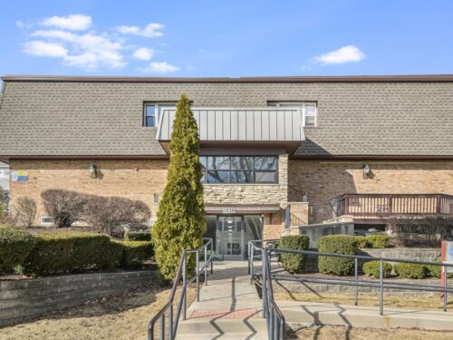 1039 college Avenue #2W, Wheaton, IL