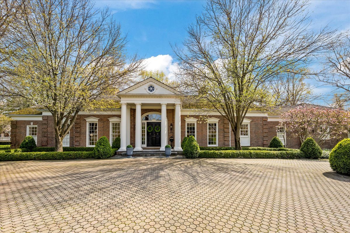 675 E Woodland Road, Lake Forest, IL