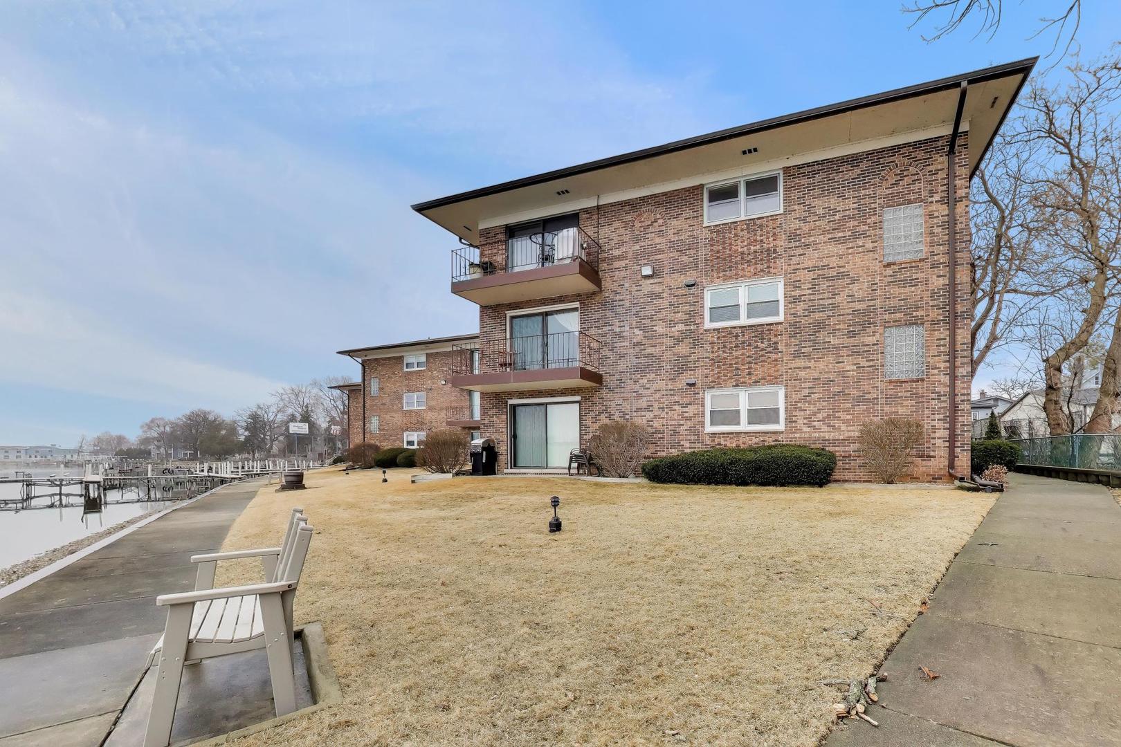 22 N PISTAKEE LAKE Road #3E, Fox Lake, IL