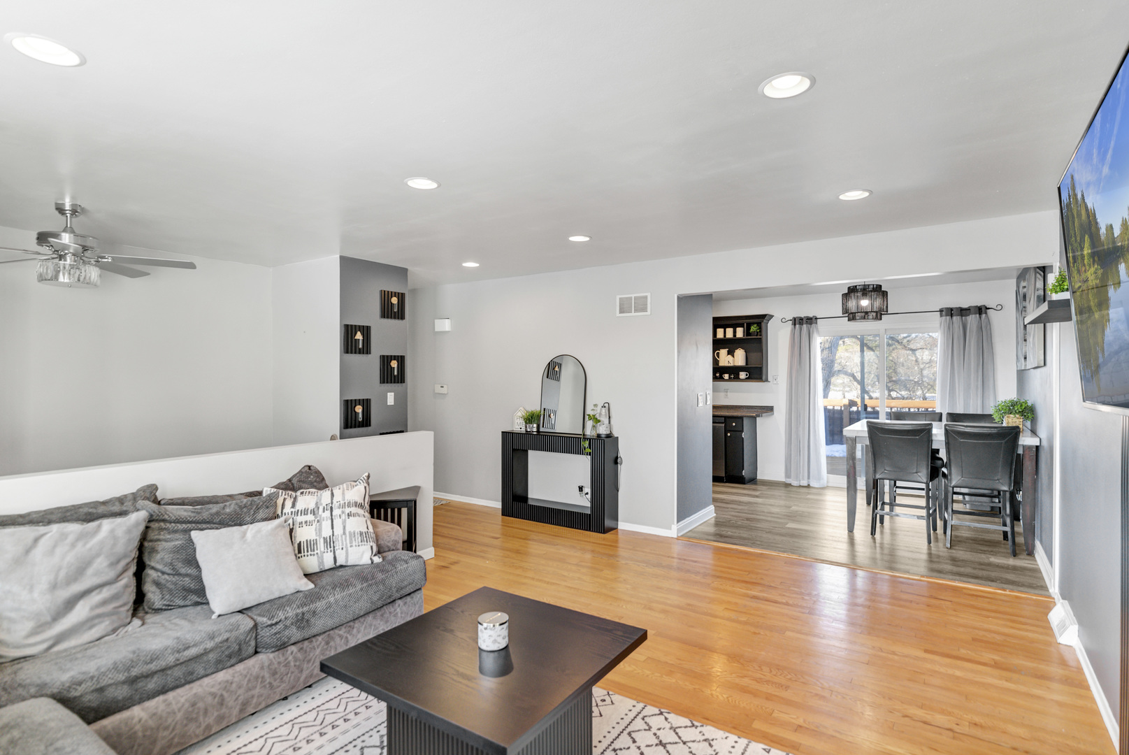 1809 Maplewood Court, Lindenhurst, IL