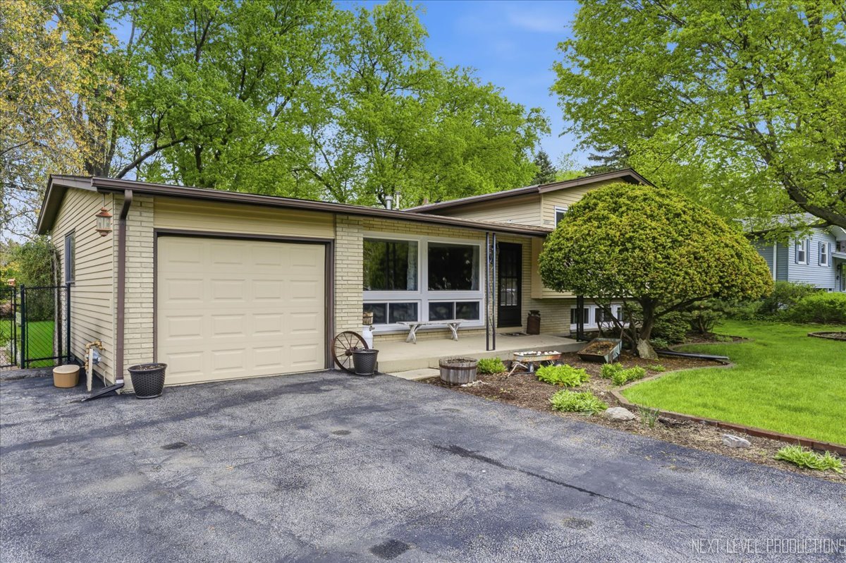 29W454 Ray Avenue, West Chicago, IL