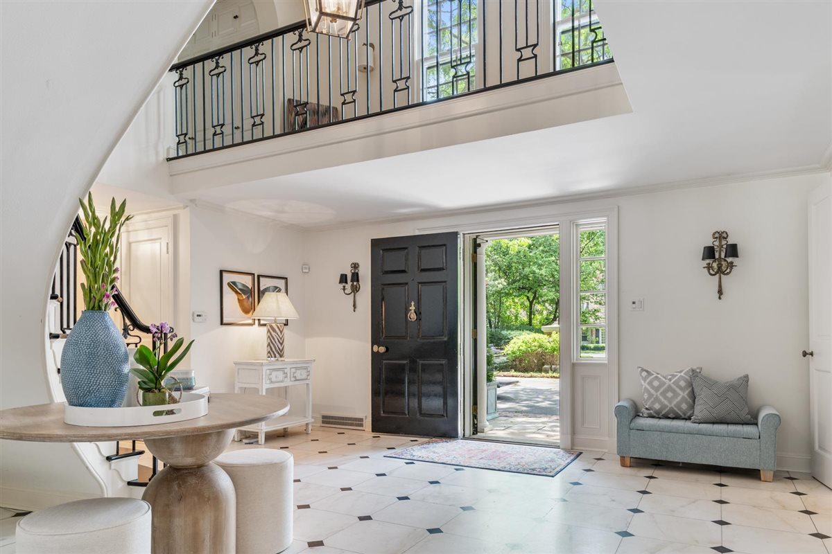62 Woodley Road, Winnetka, IL