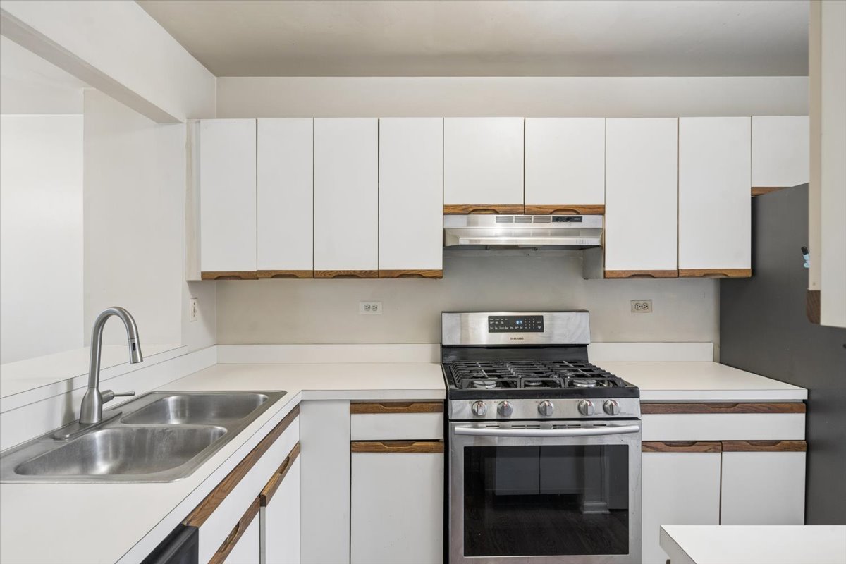 1530 Apple Grove Lane, Westmont, IL