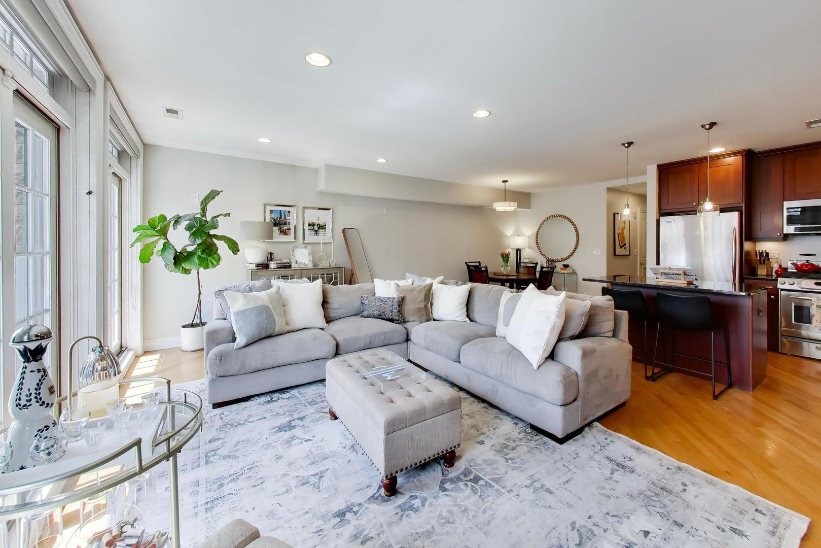708 W Barry Avenue #3F, Chicago, IL