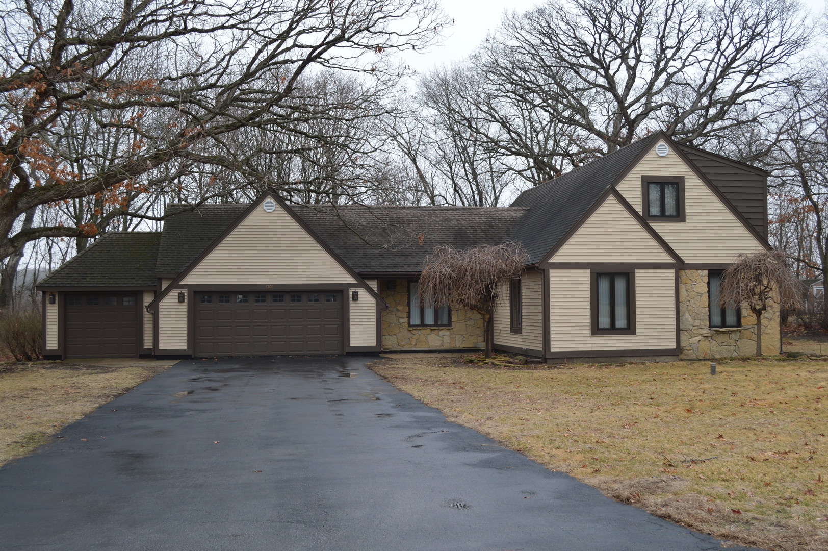 1701 Woodcrest Drive, St. Anne, IL