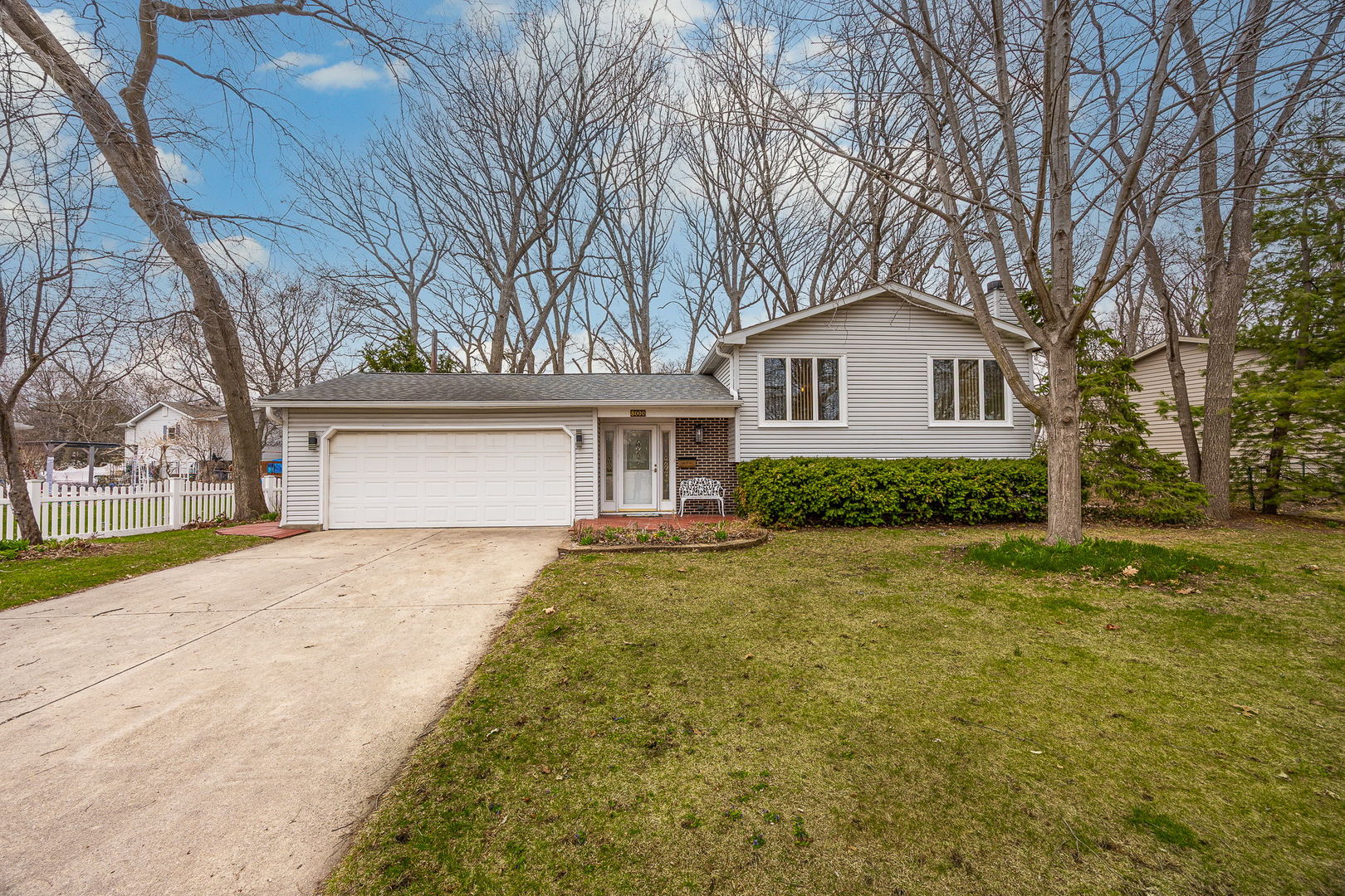 8000 Oakview Lane, Woodridge, IL