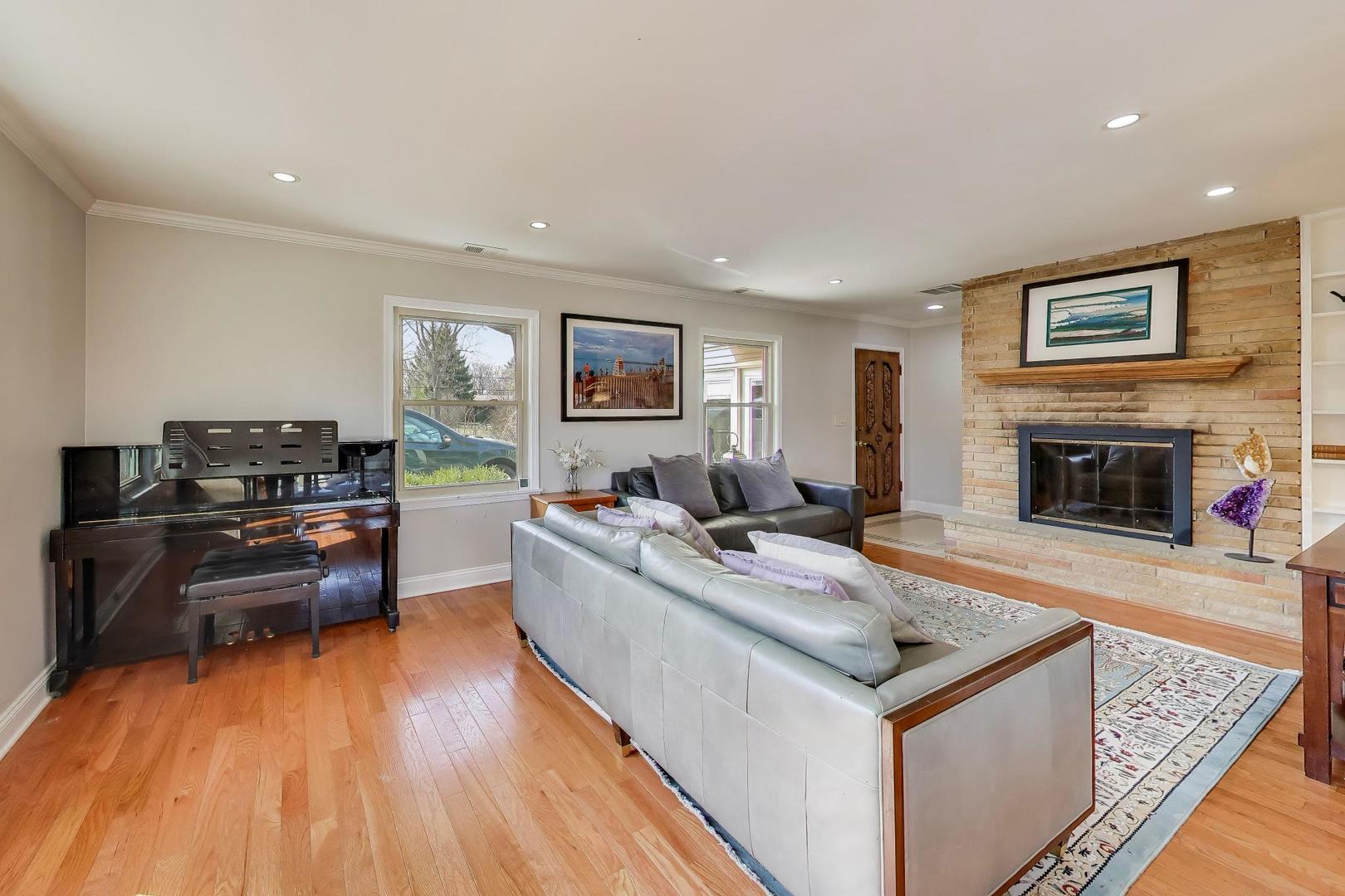 9761 Elm Terrace, Des Plaines, IL