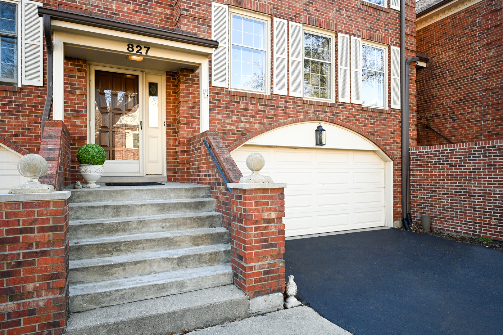 827 N Driveway, Glen Ellyn, IL