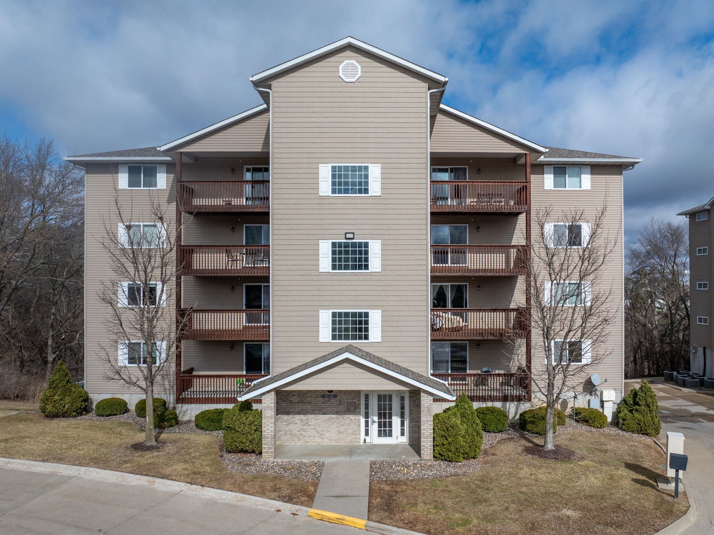 4189 Creek Hill Drive #89, Bettendorf, IA