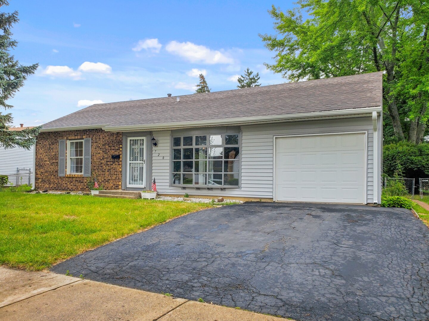 720 Country Lane, Roselle, IL