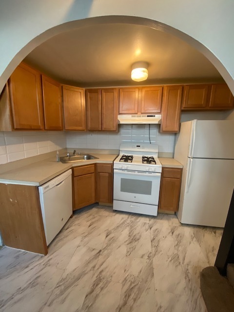 1525 W Estes Avenue #G2, Chicago, IL