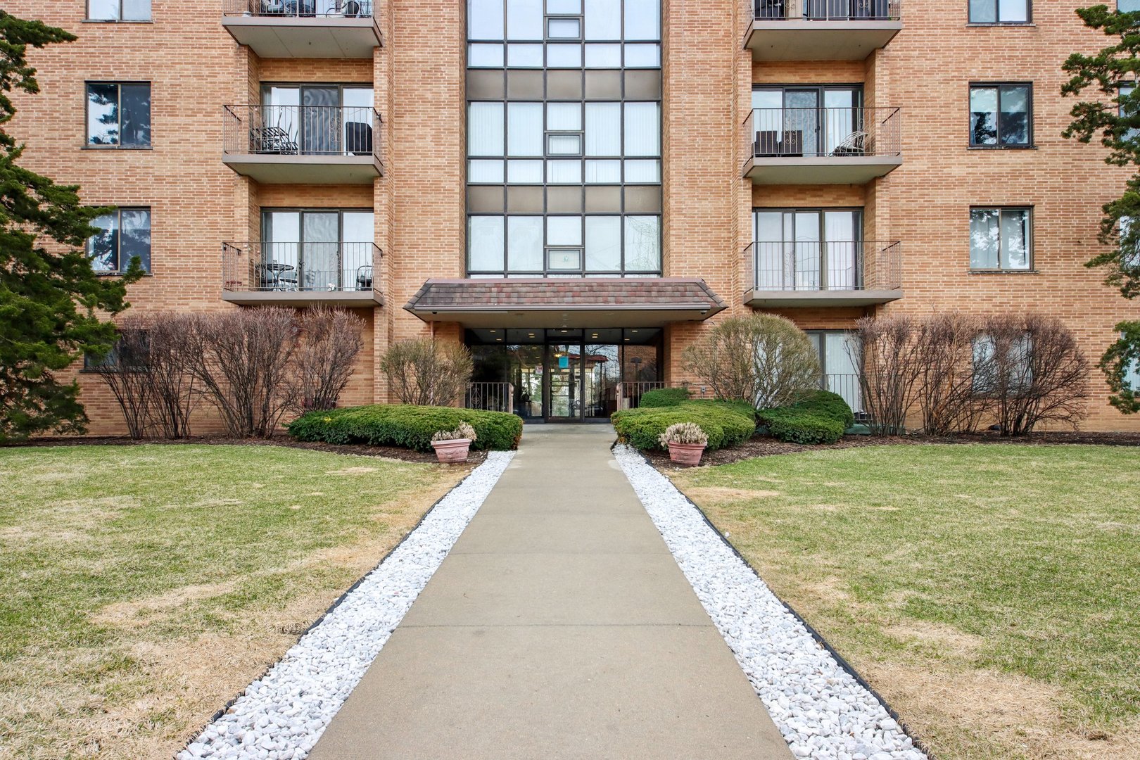 1727 W CRYSTAL Lane #311, Mount Prospect, IL
