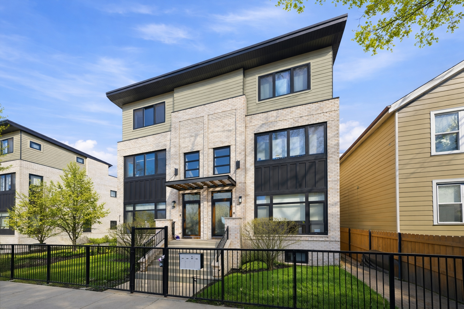 2245 N Rockwell Street #2, Chicago, IL