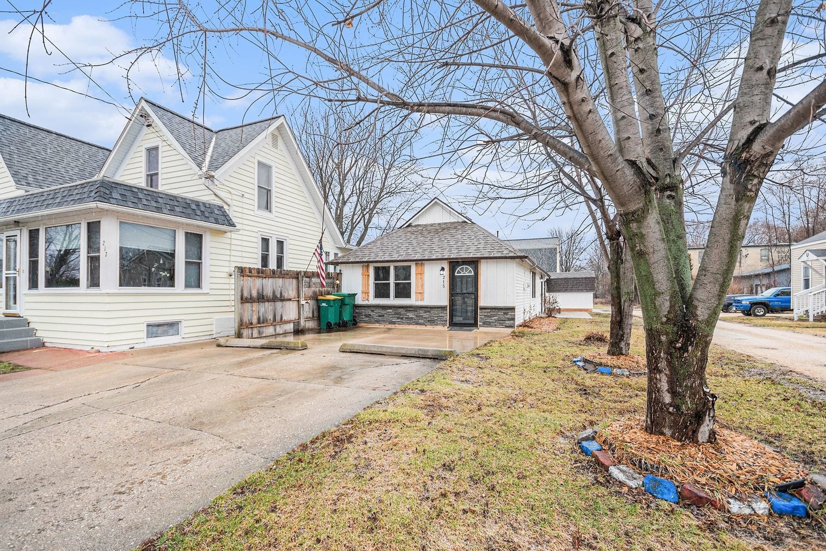 215 W Main Street, Kirkland, IL