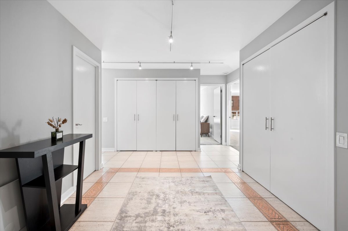 110 E Delaware Place #404, Chicago, IL