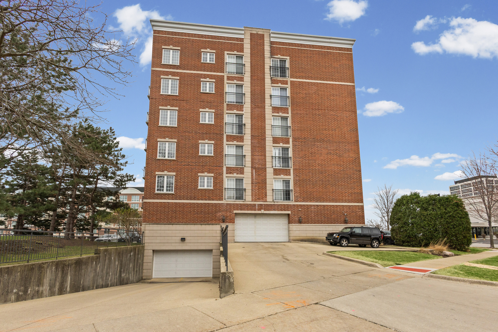 405 S Creekside Drive #605, Palatine, IL