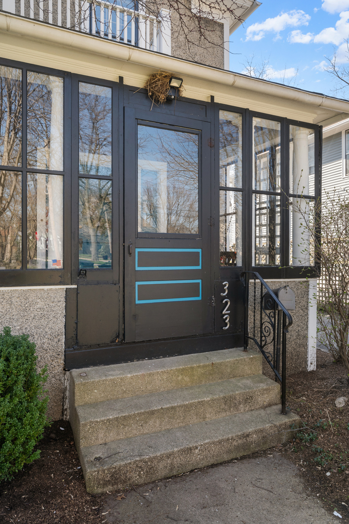 323 W Maple Avenue, Libertyville, IL