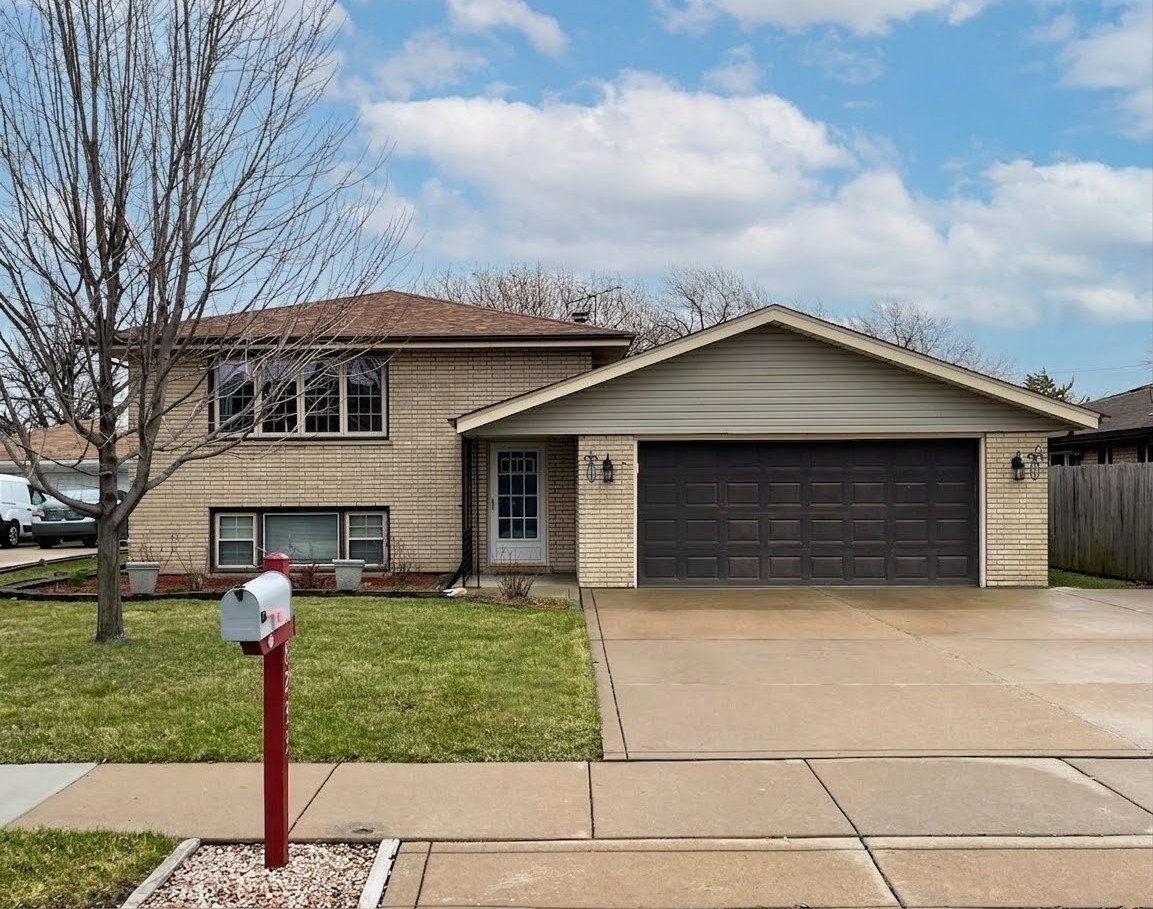 8233 S 76th Avenue, Bridgeview, IL