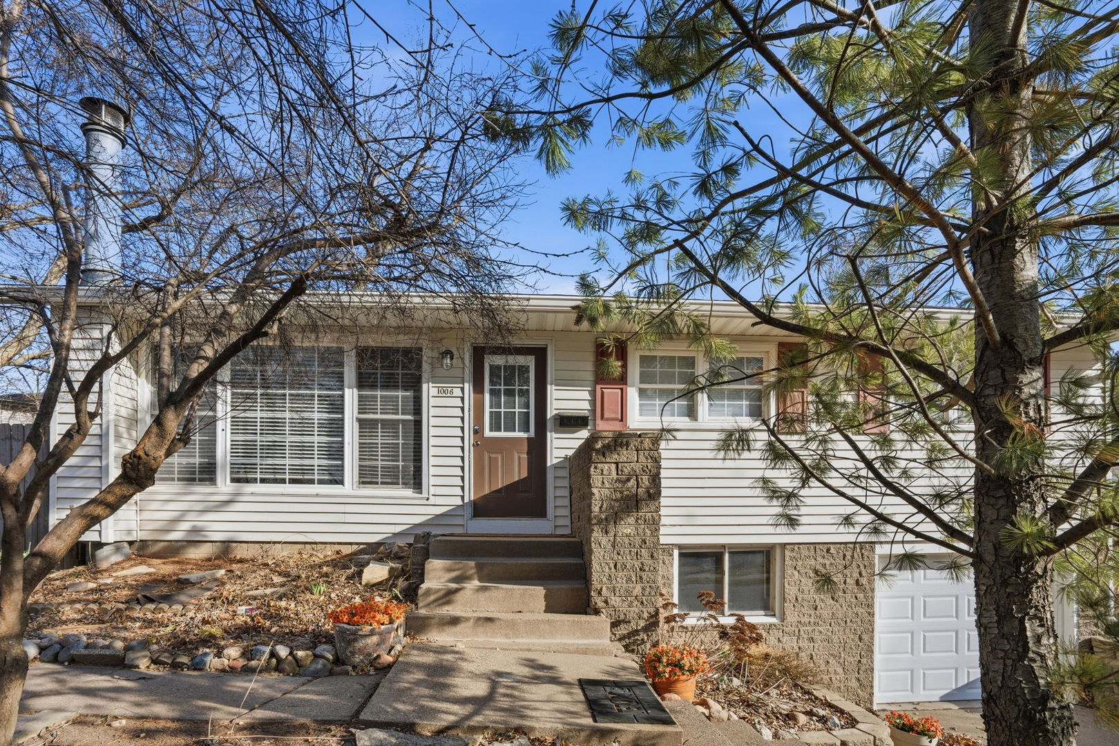 1006 Hillside Drive, Bettendorf, IA