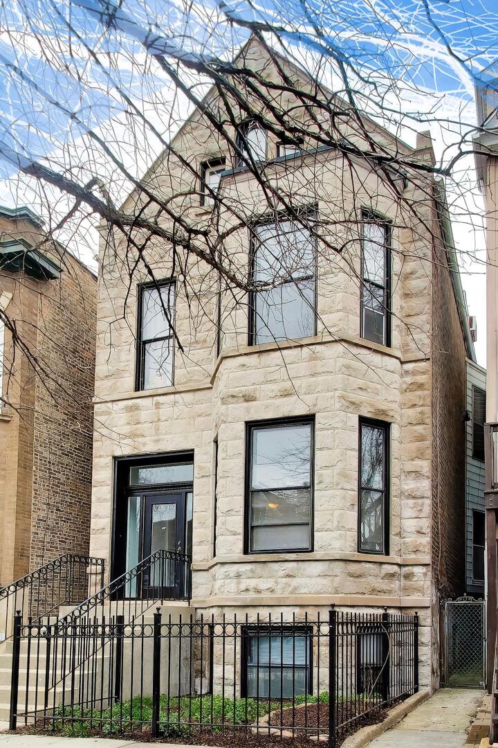1322 W Barry Avenue, Chicago, IL