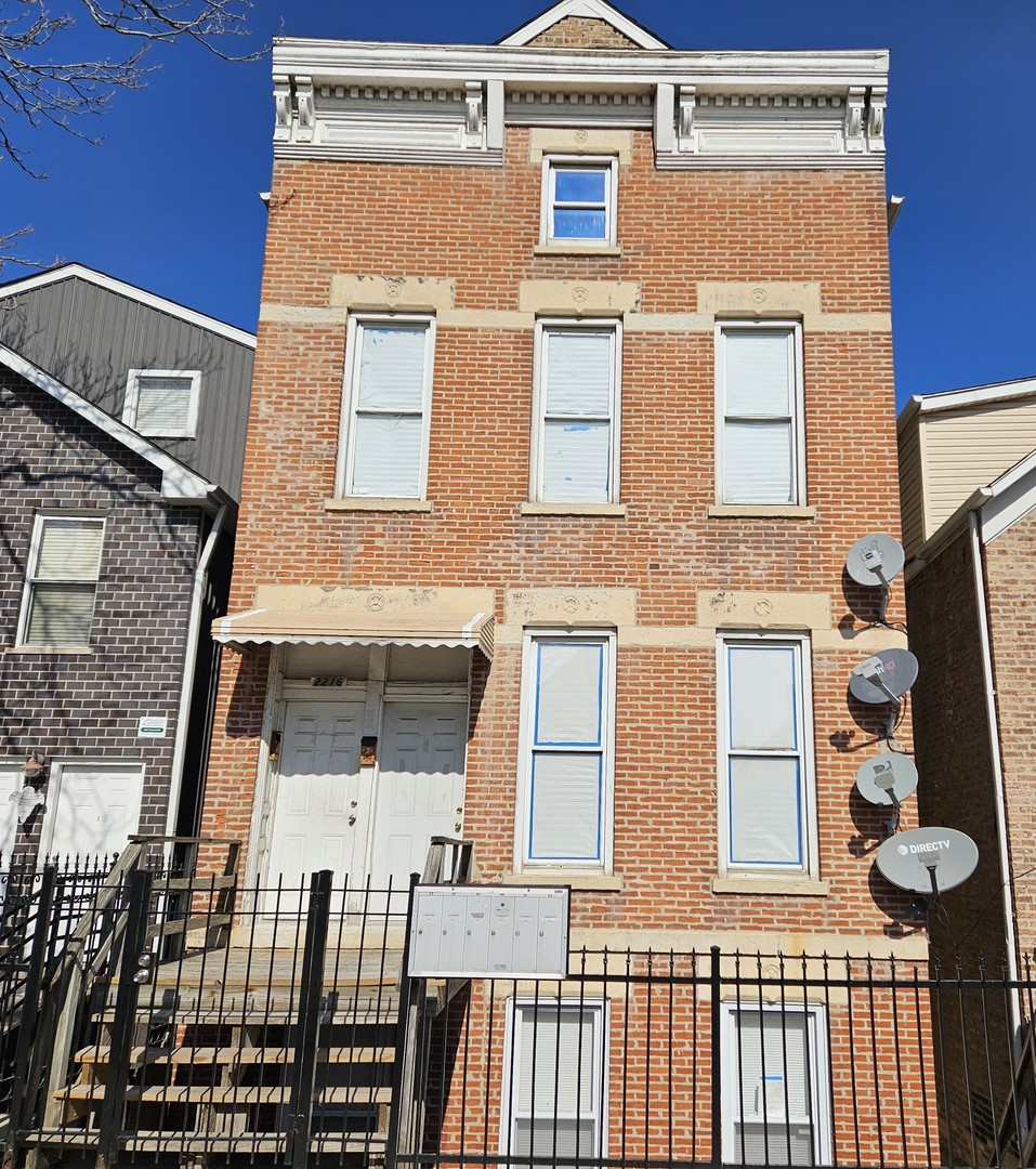 2216 W 21st Place #2F, Chicago, IL