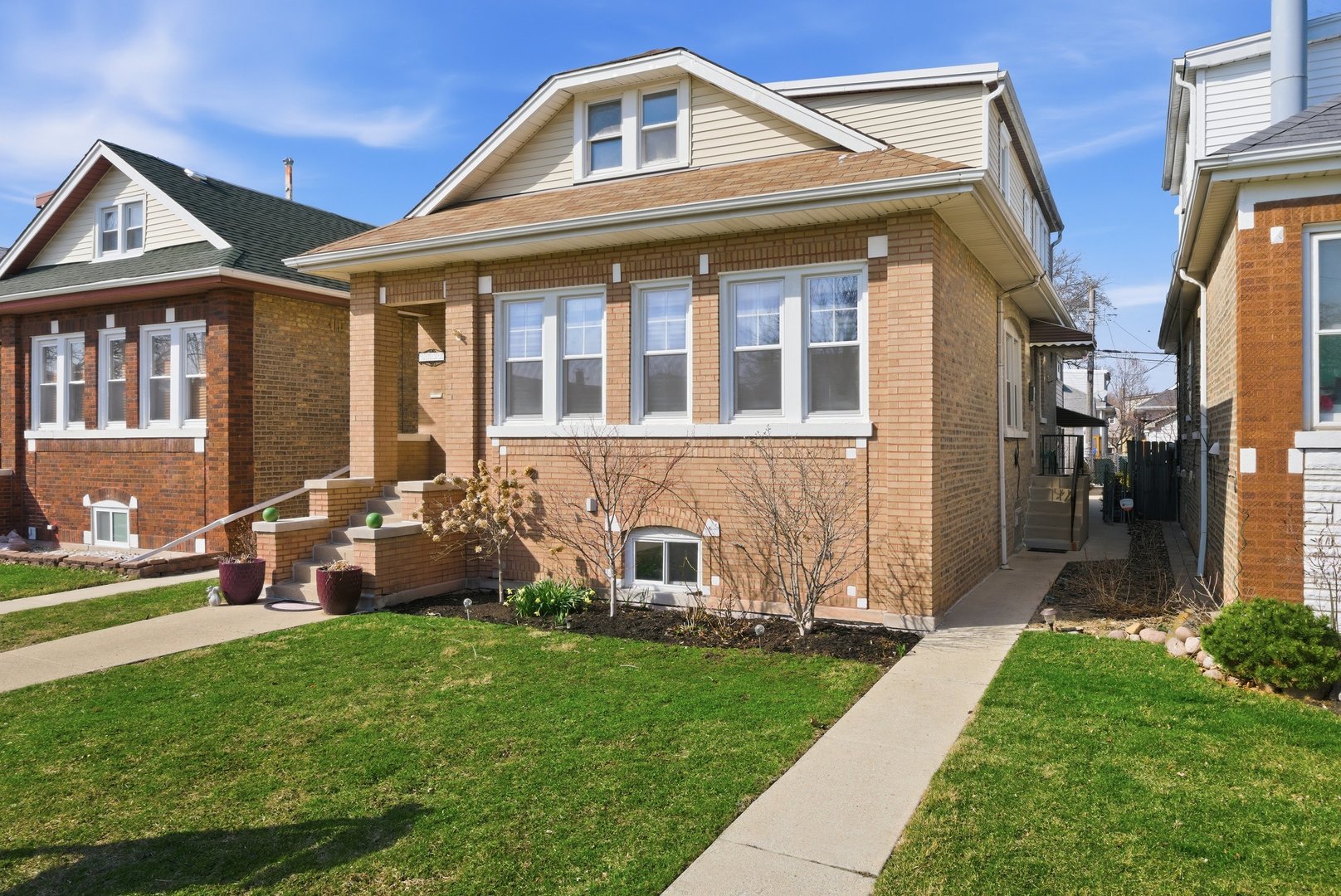 5722 W Eastwood Avenue, Chicago, IL