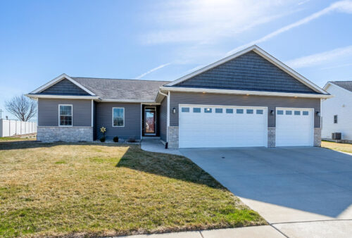 761 Sweet Wood Lane, Blue Grass, IA
