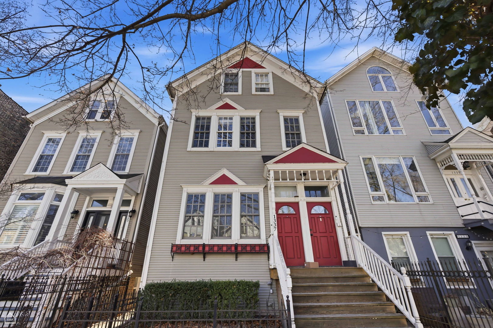 1337 W Barry Avenue, Chicago, IL