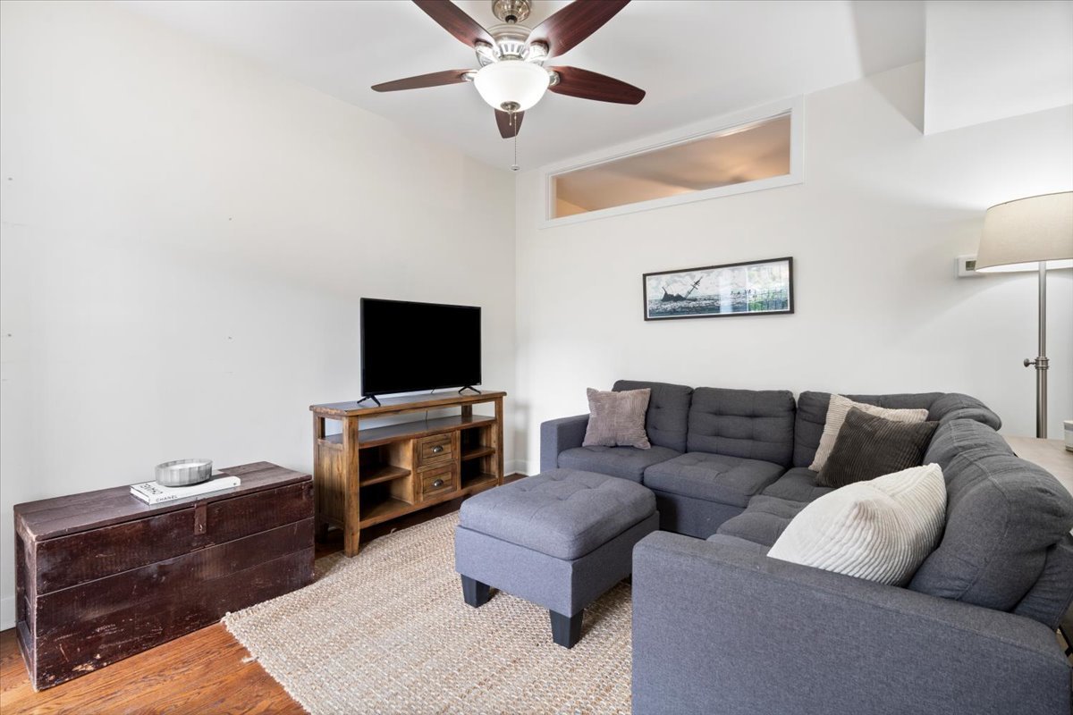 1525 W Barry Avenue #1F, Chicago, IL