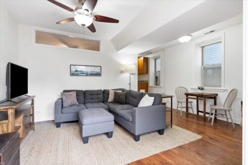 1525 W Barry Avenue #1F, Chicago, IL