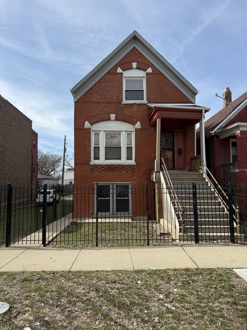 830 N SPRINGFIELD Avenue, Chicago, IL