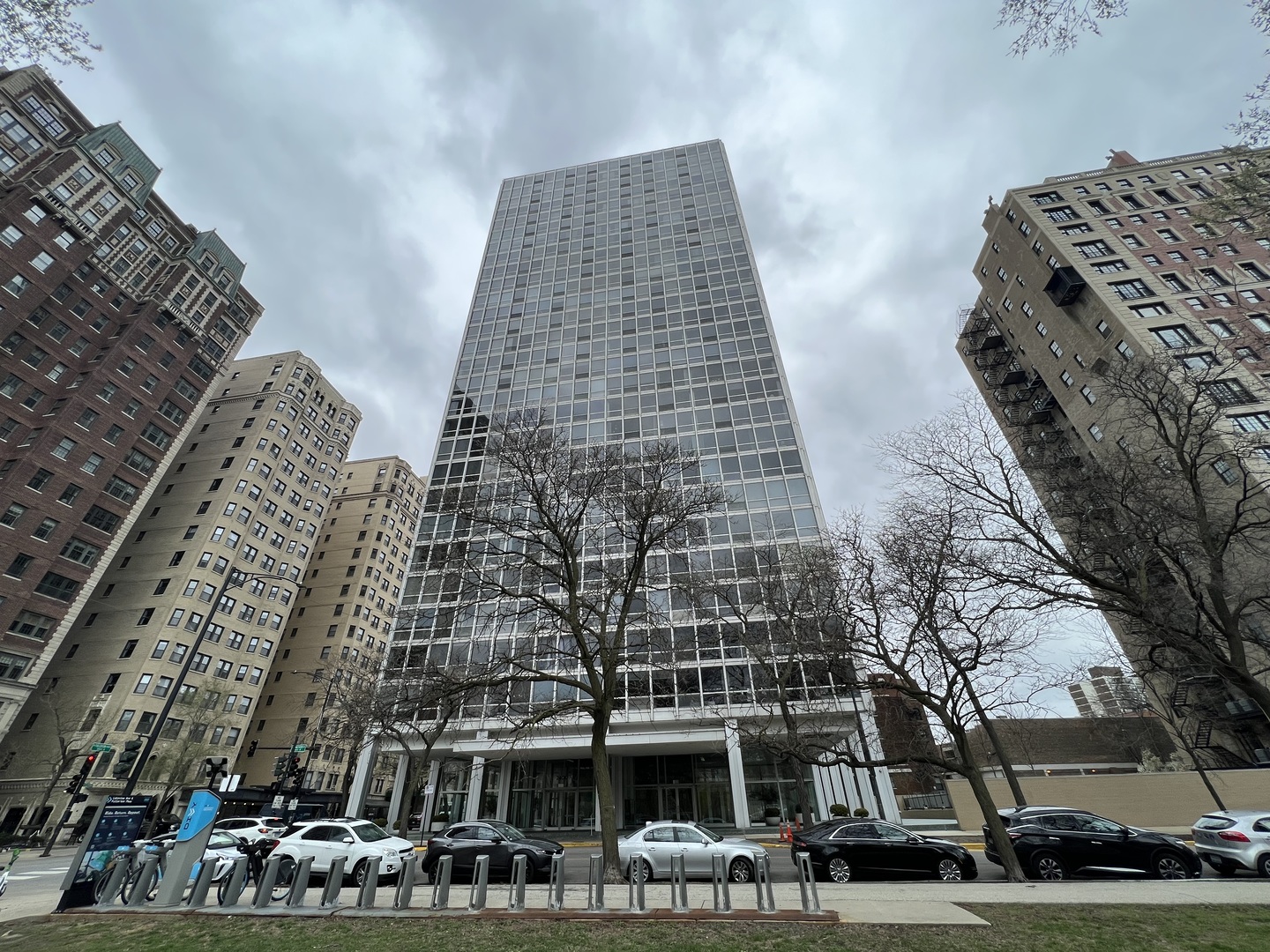 2400 N Lakeview Avenue #1001, Chicago, IL