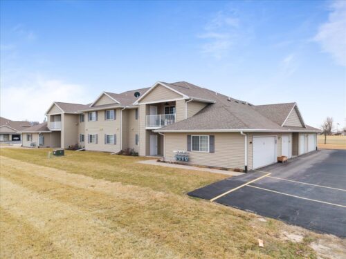 340 E Franklin Street #202, Eldridge, IA